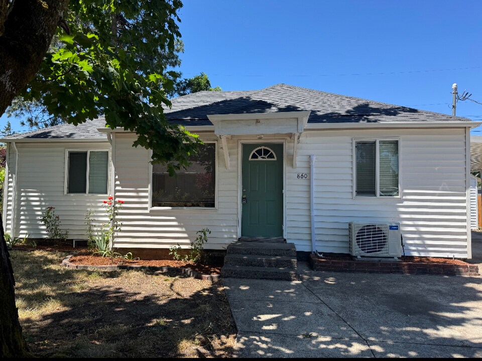 860 N 23rd St in Springfield, OR - Building Photo