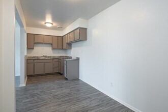 Seaway Terrace Apartments in Milwaukee, WI - Building Photo - Interior Photo