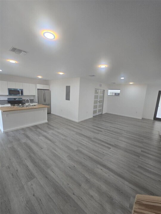 568 NW 7th St in Florida City, FL - Building Photo