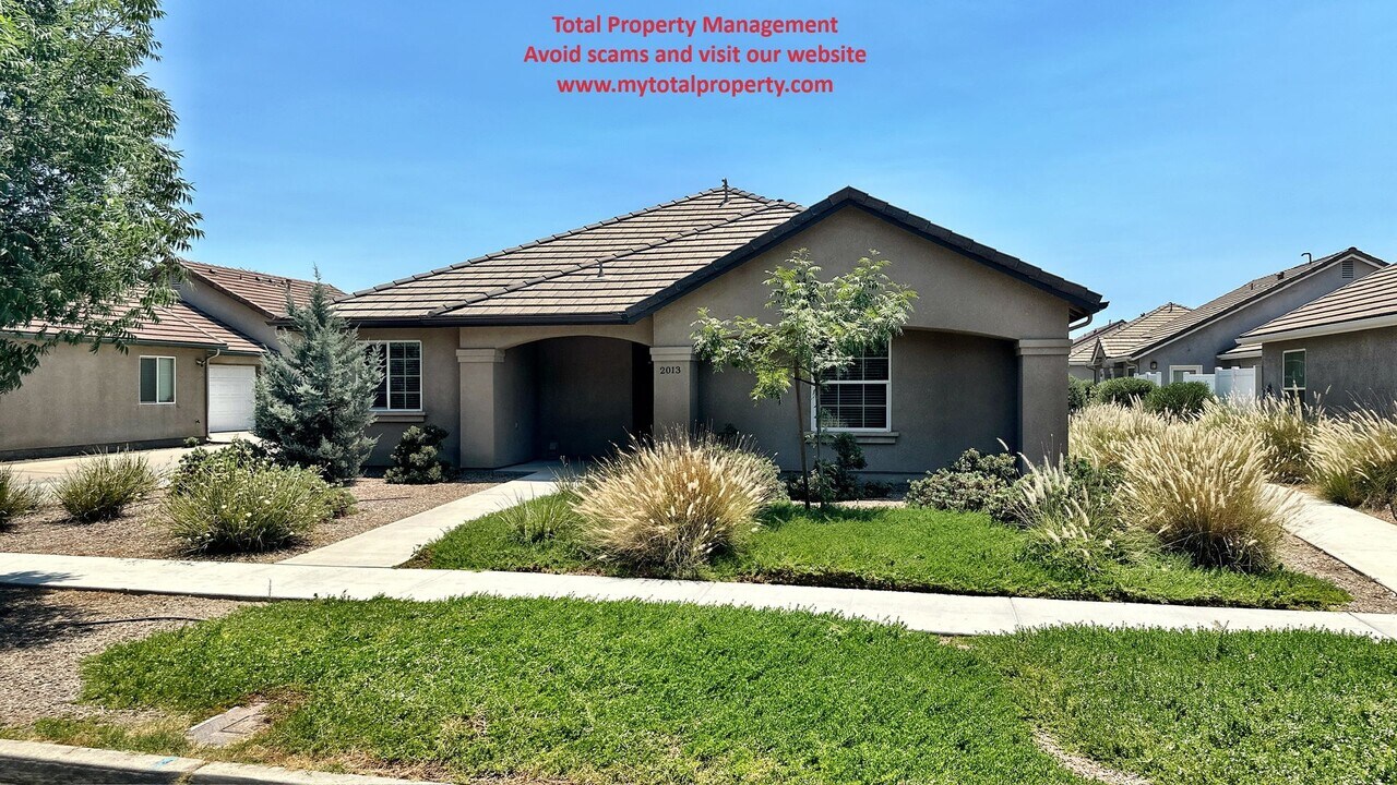 2003 Bella Oaks Dr in Tulare, CA - Building Photo