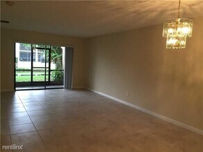 445 Lakeview Dr-Unit -Apt 3 in Weston, FL - Building Photo - Building Photo