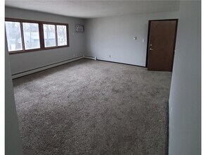 725 S 9th St in Bird Island, MN - Foto de edificio - Building Photo