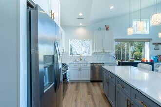 925 Comeback Bay Ln in Sagle, ID - Building Photo - Building Photo