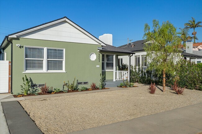 8053 Altavan Ave in Los Angeles, CA - Building Photo - Building Photo