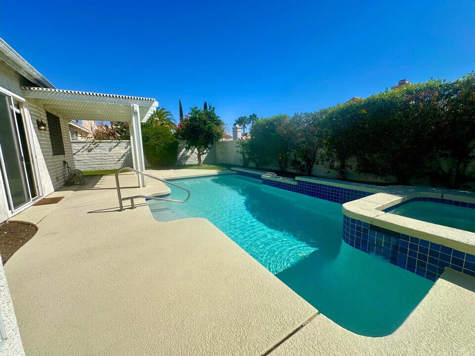 275 Strada Nova in Palm Desert, CA - Building Photo