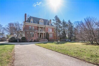 434 Bellevue Ave in Newport, RI - Building Photo - Building Photo