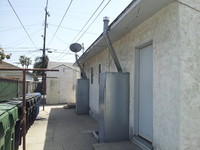 626 E 99th St in Inglewood, CA - Foto de edificio - Building Photo