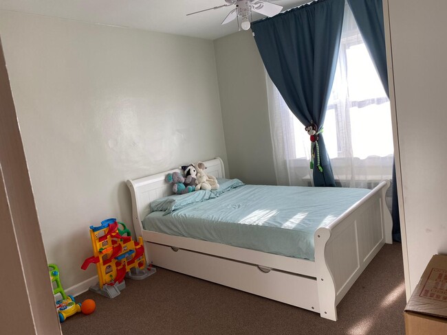 6154 70th St, Unit 2 in Middle Village, NY - Building Photo - Building Photo