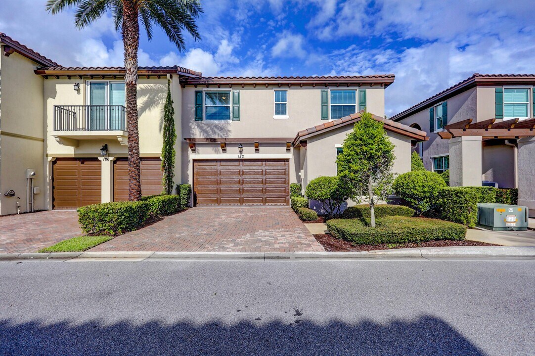 122 Diamante Way in Jupiter, FL - Building Photo
