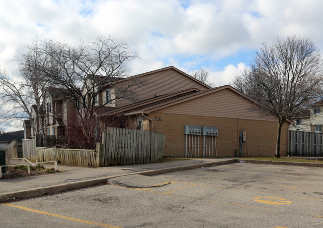 9-16 Osborne St in Cambridge, ON - Building Photo - Primary Photo