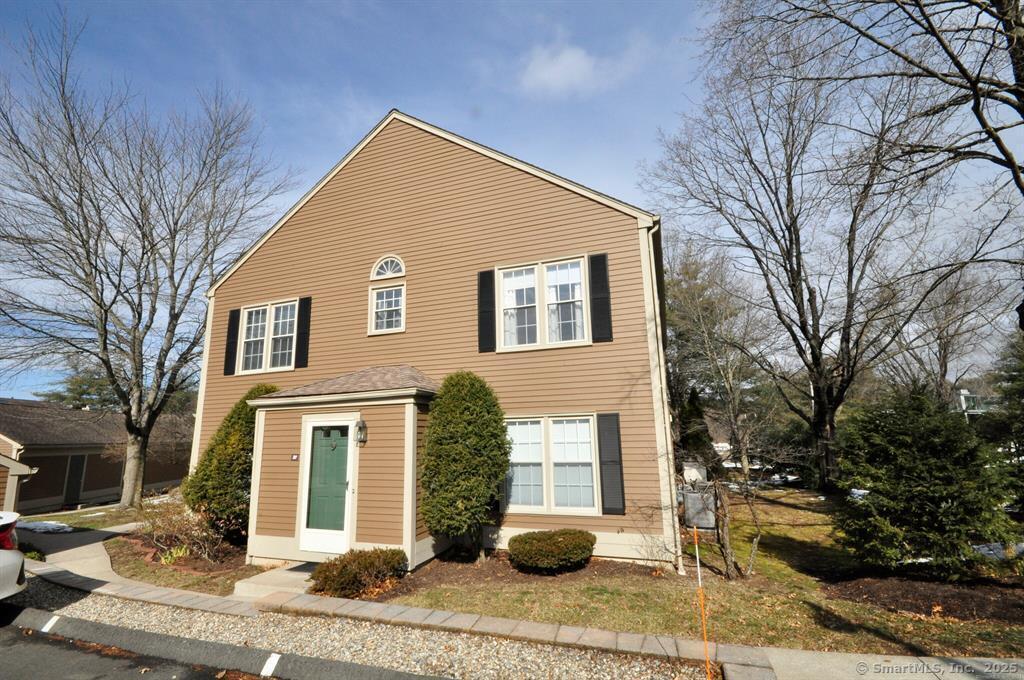 37 Newberry Ln in Glastonbury, CT - Building Photo