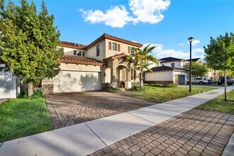 9411 W 35th Ave in Hialeah, FL - Building Photo - Building Photo