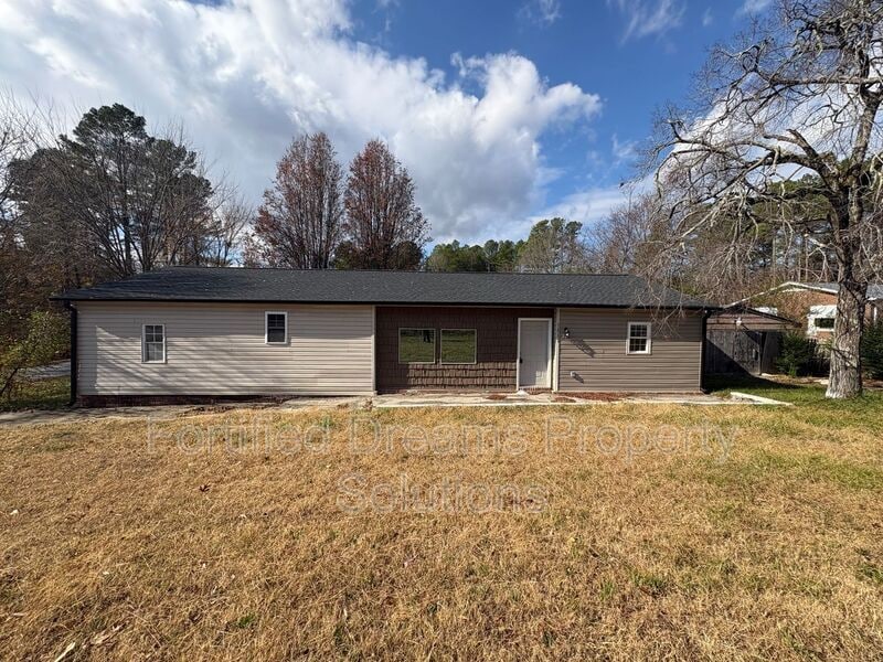 5811 Uwharrie Rd in Archdale, NC - Building Photo
