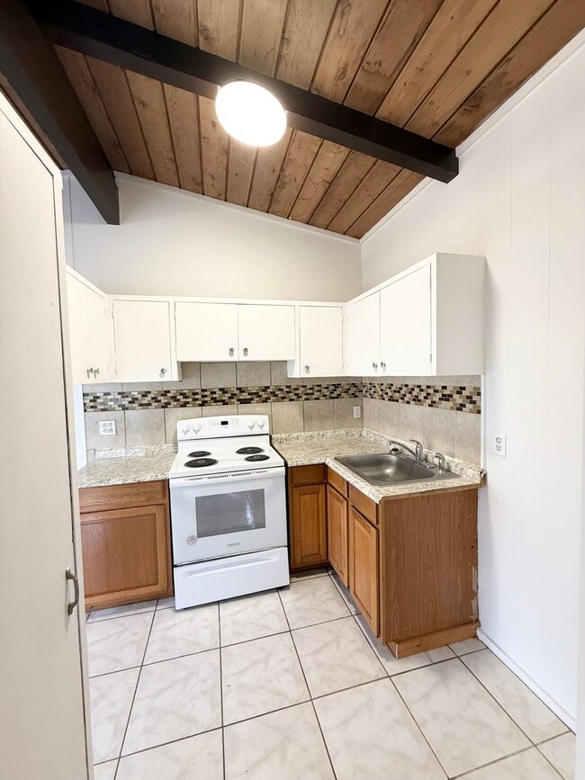 3842 Salt Lake Blvd in Honolulu, HI - Building Photo - Building Photo