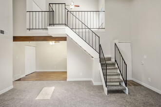 Hilltop View Apartments in Denver, CO - Foto de edificio - Building Photo
