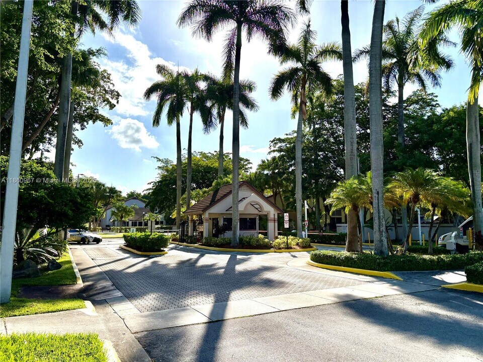 14020 SW 91st Terrace in Miami, FL - Foto de edificio