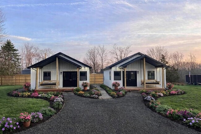 7127 Grand River Ave in Saranac, MI - Foto de edificio - Building Photo