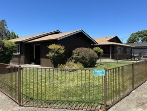 702 SW Isham St in Grants Pass, OR - Building Photo - Building Photo