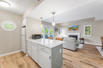 2124 Old Pond Ln in Norwich, CT - Foto de edificio - Building Photo