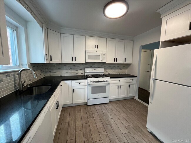 75-50 Furmanville Ave in Queens, NY - Building Photo - Building Photo