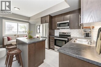 689 Doon Village Rd in Kitchener, ON - Building Photo - Building Photo