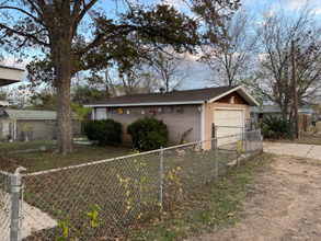 102 Metz Ave in San Antonio, TX - Building Photo - Building Photo