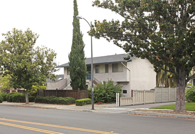 1576 Hollenbeck Ave in Sunnyvale, CA - Foto de edificio - Building Photo