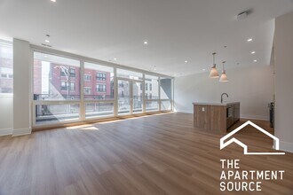 1620 W Grand Ave, Unit 2W in Chicago, IL - Foto de edificio - Building Photo