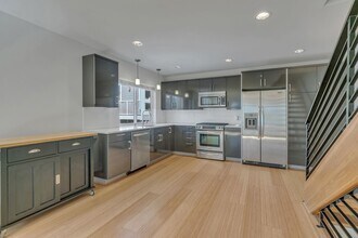 215 24th Ave E in Seattle, WA - Building Photo - Building Photo