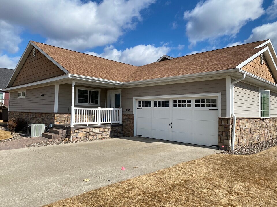 1319 Pinecrest Ln, Unit 1319 in Onalaska, WI - Building Photo