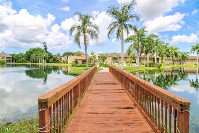 1020 Palm View Dr in Naples, FL - Foto de edificio - Building Photo