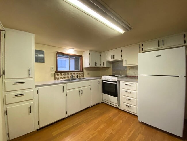 800 Hidden Trail Rd in Port Townsend, WA - Foto de edificio - Building Photo
