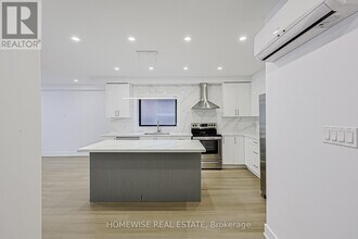 999 Eglinton Ave W in Toronto, ON - Building Photo - Building Photo