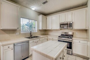 8022 Willancy Ln in Houston, TX - Building Photo