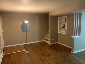 2138 Hebron Ave in Zion, IL - Foto de edificio - Building Photo