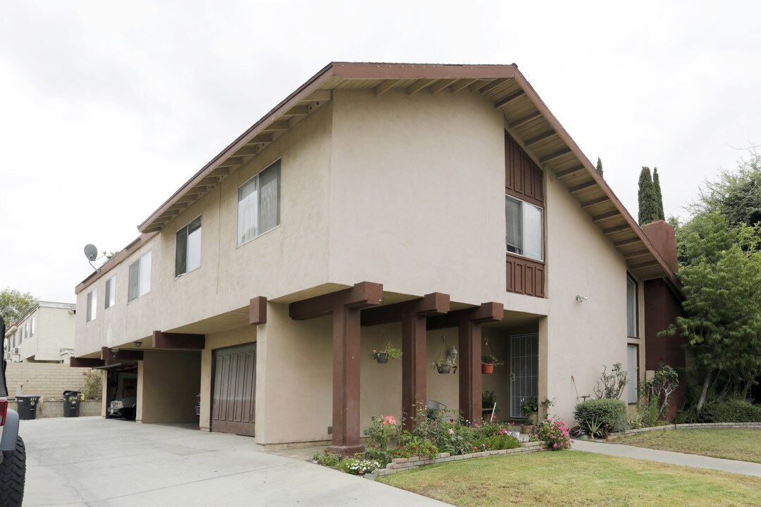 877 N Adele St in Orange, CA - Building Photo
