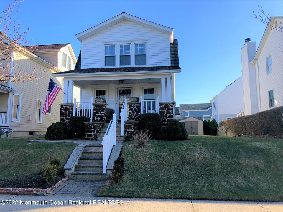 329 Washington Ave in Avon By The Sea, NJ - Building Photo