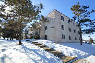 Quebec Apartments in Little Canada, MN - Foto de edificio - Building Photo