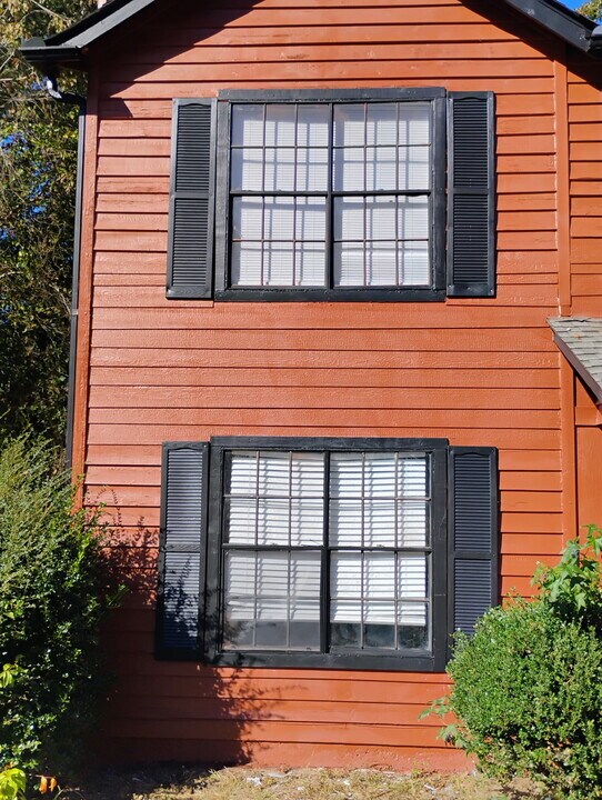 6111 Creekford Dr in Lithonia, GA - Foto de edificio