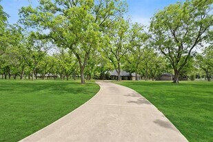 8709 Claremont Dr in Granbury, TX - Building Photo