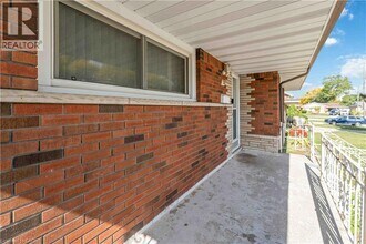 90 Rainbow Dr in Hamilton, ON - Building Photo - Building Photo