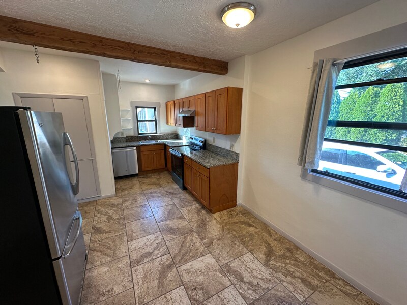 1202 Jackson St in Oregon City, OR - Building Photo