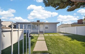 8100 Bellaire Ave in North Hollywood, CA - Foto de edificio - Building Photo
