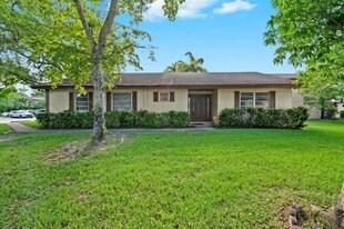 2229 Nova Village Dr in Davie, FL - Building Photo