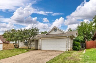 6433 Westridge Dr in Watauga, TX - Foto de edificio - Building Photo