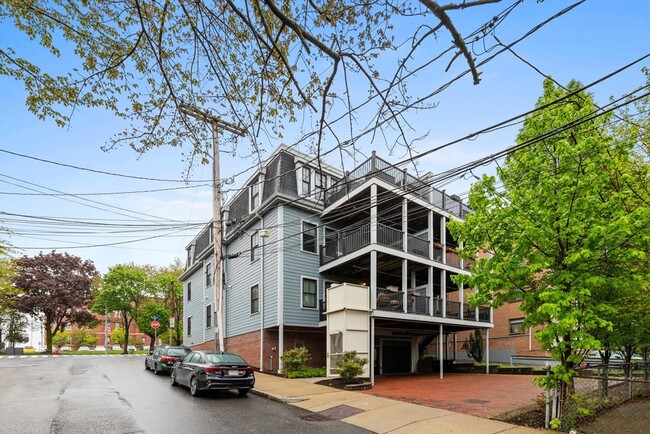 82 Highland Ave in Somerville, MA - Building Photo - Building Photo