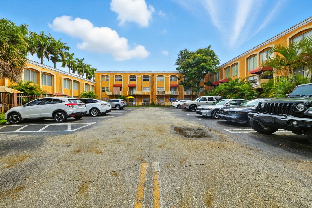 17901 NW 68th Ave, Unit T206 in Hialeah, FL - Foto de edificio