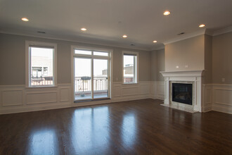 1349 W Belmont Ave in Chicago, IL - Building Photo - Interior Photo