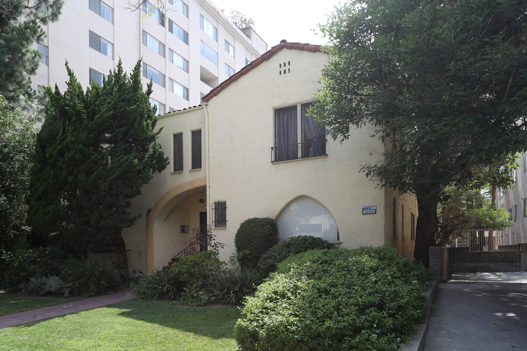 437 N Oakhurst Dr in Beverly Hills, CA - Building Photo