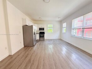 402 NW 12th Ave in Miami, FL - Building Photo - Building Photo